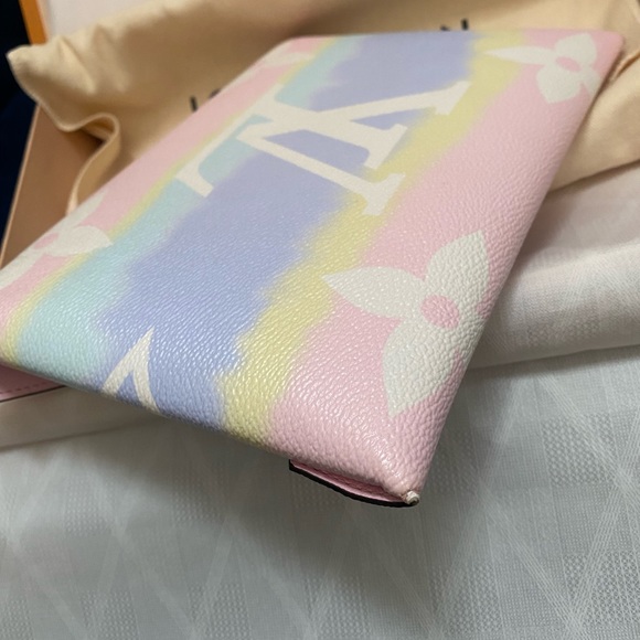 SOLD✨LOUIS VUITTON ESCALE POCHETTE✨ - Picture 6 of 14